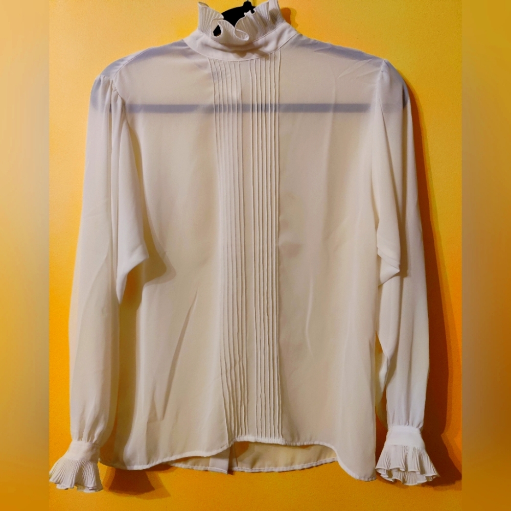 Vintage Weathervane blouse with ruffle collar and button sleeves (white)